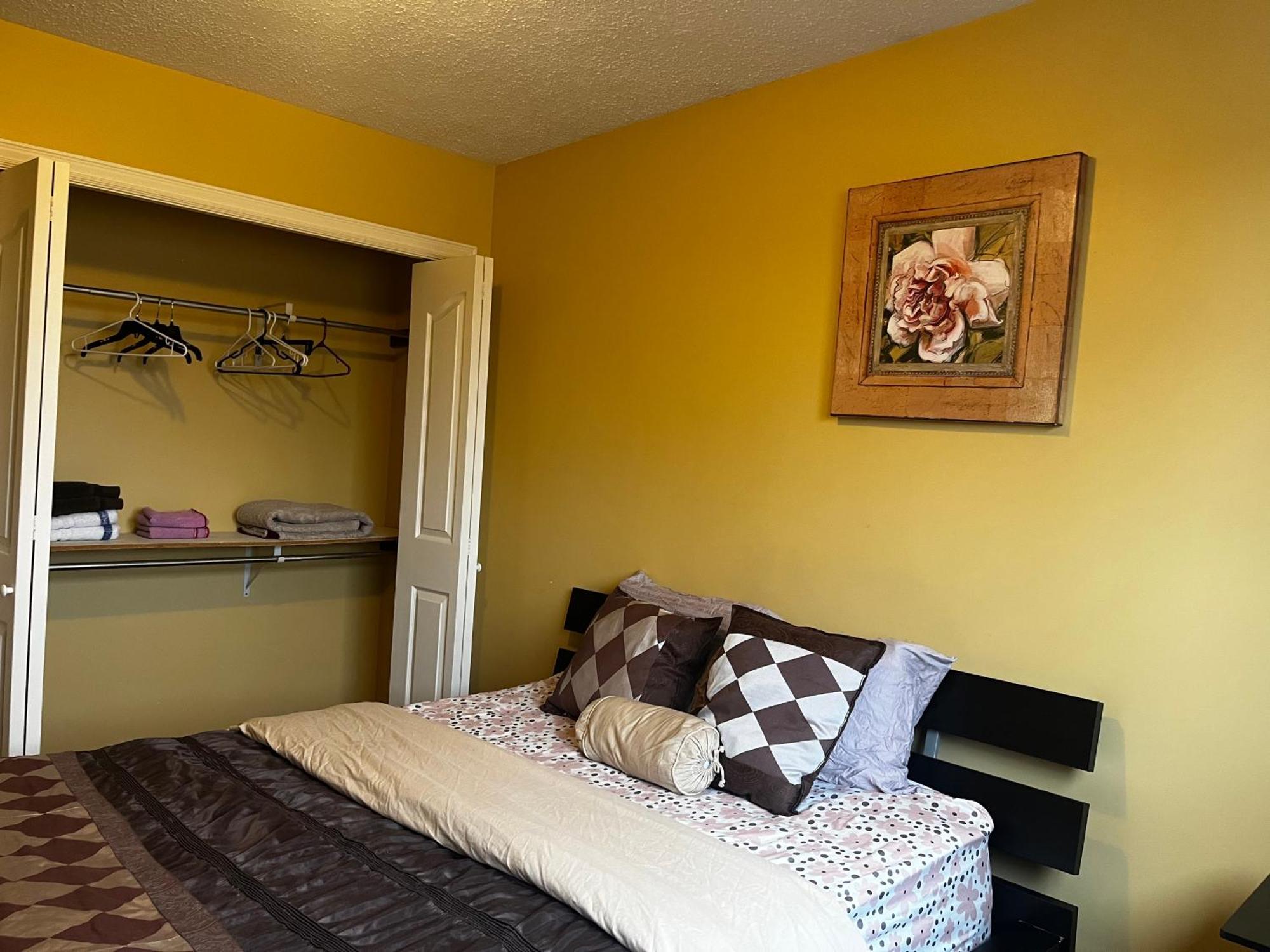 Beautiful Room Close Airport! YYC Екстериор снимка