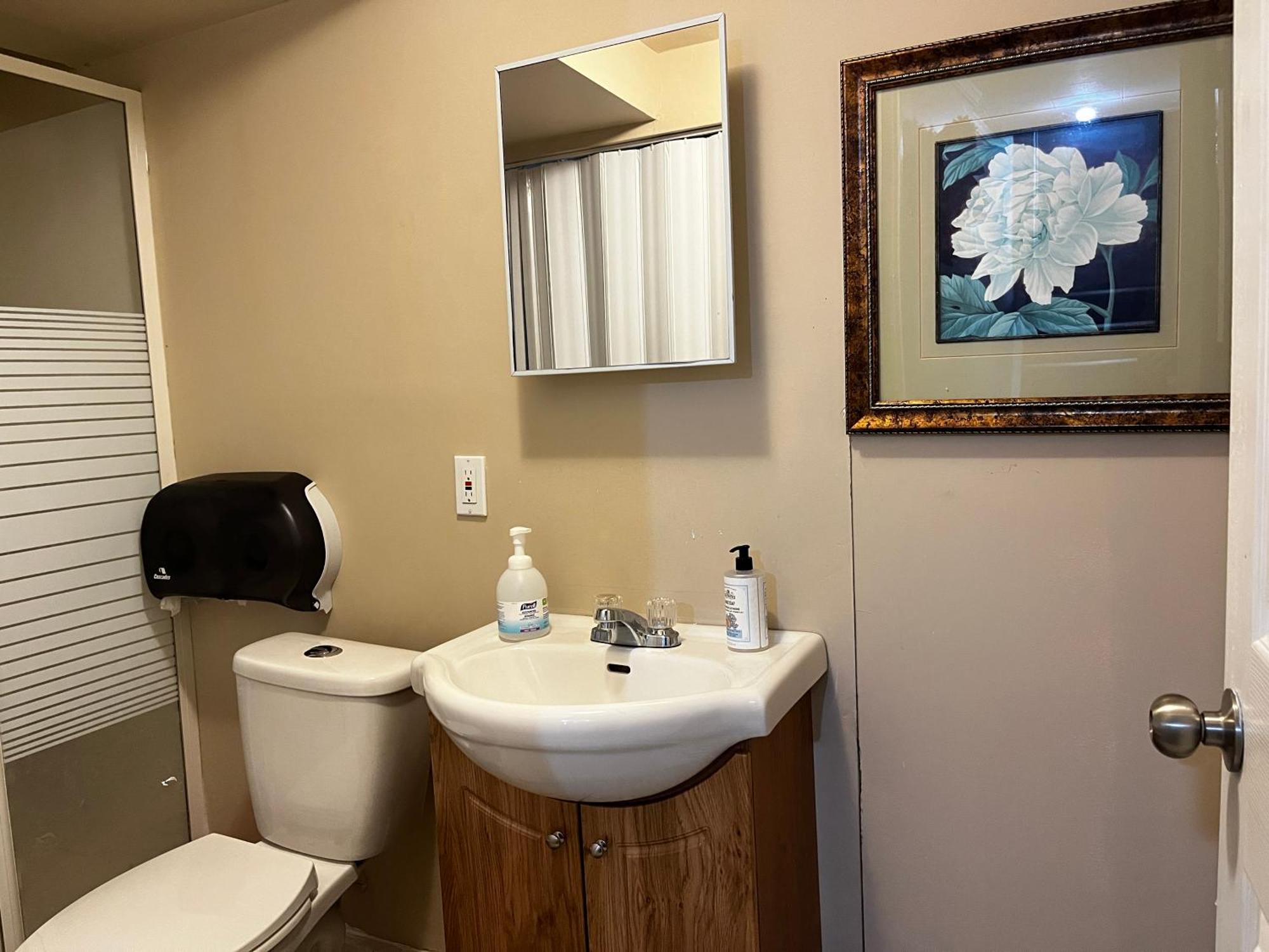 Beautiful Room Close Airport! YYC Екстериор снимка